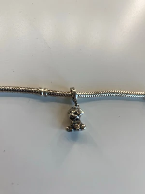 Silverfärgad hund berlock till ditt Pandora armband - En hundberlock från en marknad till t.e.x ditt Pandora armband ‼️DE INGÅR INTE NÅGOT ARMBAND TILL BERLOCKEN‼️