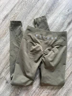 Prime Scrunch Tights - Khakigrön - Säljer ett par Prime Scrunch Tights från Relode i färgen Khakigrön. Storlek xs. Använt fåtal gånger, nypris 699kr.