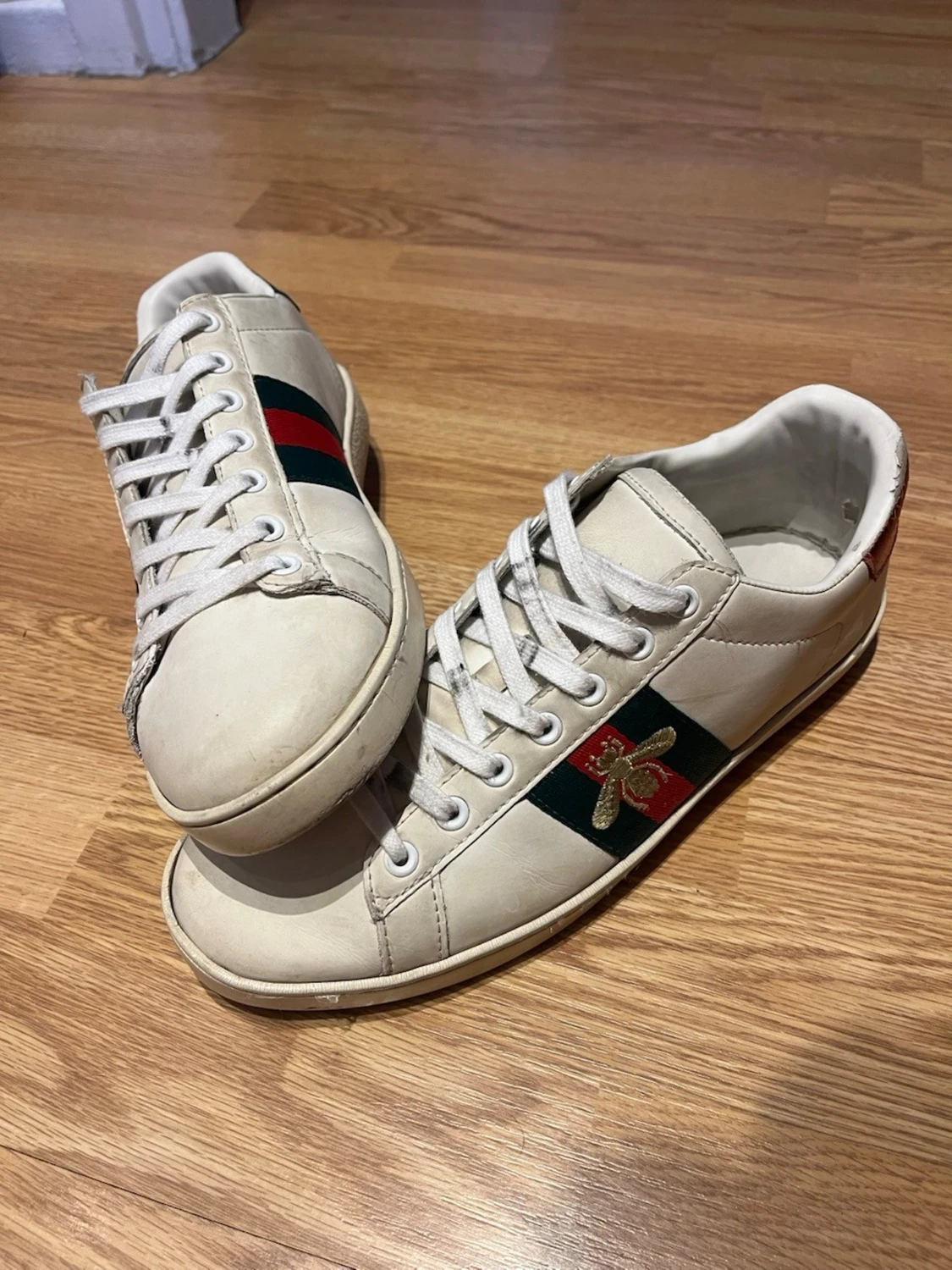 Vita sneakers med broderad bi - 1