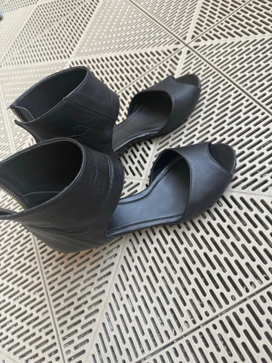 Svarta sandaler med hög ankelrem - 1