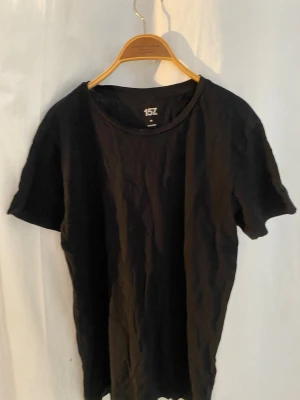 Svart t-shirt - Använd ett par gånger. Inga fläckar eller hål. 100% bomull. Har många liknande tröjar att göra bundles med på min profil.