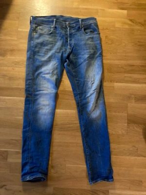 Gstar raw slim fit jeans 32/24 - Gstar raw slim fit jeans i storlek 32/34! Riktigt schysst tvätt och passform
