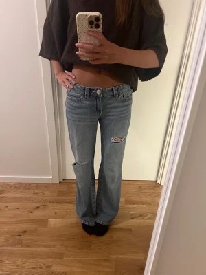 Gina jeans  - Otroligt fina lågmidjade jenas med hål från Gina i storlek 152 💞 broderade bakfickor men rosa stenar och rosa sömmar över hela jeansen! Passar mig som har xs i jeans vanligtvis 