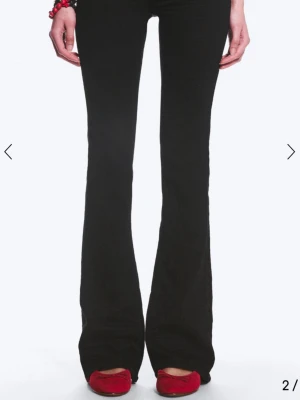 Svarta bootcut jeans med låg midja - Snygga svarta jeans med bootcut passform och låg midja. Jeansen har klassisk femficksdesign och stängs med knapp och dragkedja. Perfekta för dig som gillar en retroinspirerad look och vill ha ett par jeans som sitter tajt upptill och släpper vid benen. Knappt använda💕