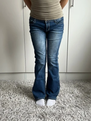 Bootcut Jeans - 34cm rakt över, 73cm innerbenslängd ✨