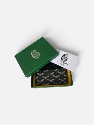 Svart korthållare med klassiskt mönster – helt ny 🖤 - Elegant korthållare i klassiskt svart med tidlöst rutigt mönster. Helt oanvänd och i nyskick, förpackningen är endast öppnad för fotografering. Praktiska kortfack och ett smidigt format som passar perfekt i fickan. Ett stilrent tillbehör för dig som uppskattar både funktion och design. Välkommen att kontakta oss vid frågor. 📇✨