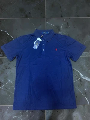 Ralph lauren  - Polo Ralph Lauren piké i M 💙 ✨ Helt ny & oanvänd med tags kvar 👔 Stilren och perfekt för skolstarten eller en snygg vardagslook. 📦 Skickas snabbt – skriv vid intresse!
