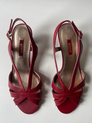 Röda Leather Cherry Red klackar Ecco stlk 38 | 90s / Y2K vibe - Aldrig använda, äkta läder