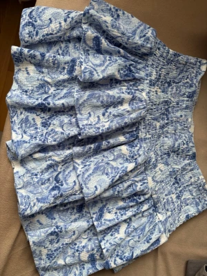 Blåvit volangkjol med mönster - Ny volangkjol från Gina tricot! Kom med bud💗