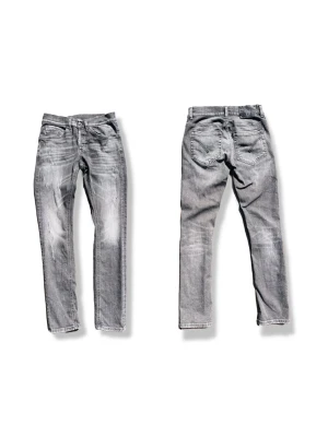 Grå DonDup George - Hej! Jag säljer ett par gråa dondup george jeans, de har slitningar på framsidan och är i väldigt bra skick. Tveka inte på att kontakta mig vid minsta fråga/fundering!☺️