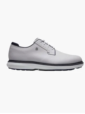 Golfskor - Stilrena vita loafers i slätt läder med mörkblå detaljer och kontrastsula. Skon har klassisk form, låg profil och dekorativ söm längs kanten. Perfekt för dig som gillar en clean och modern look.