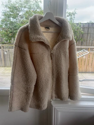 Beige teddyjacka - Inga defekter.