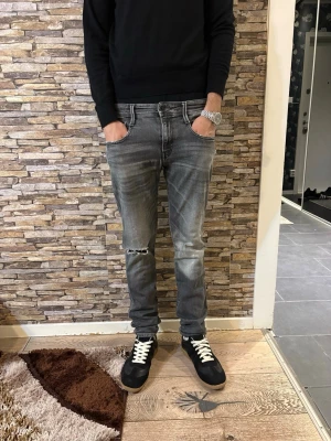 Replay anbass jeans  - Super schyssta replay jeans med sköna slitningar och ett hål vid knäna! | Storlek 29/32 | Modellen på bilden är 185cm! | Skick; 9/10 | Pris kan diskuteras vid en snabb o smidig affär! /Mvh Nitro! 