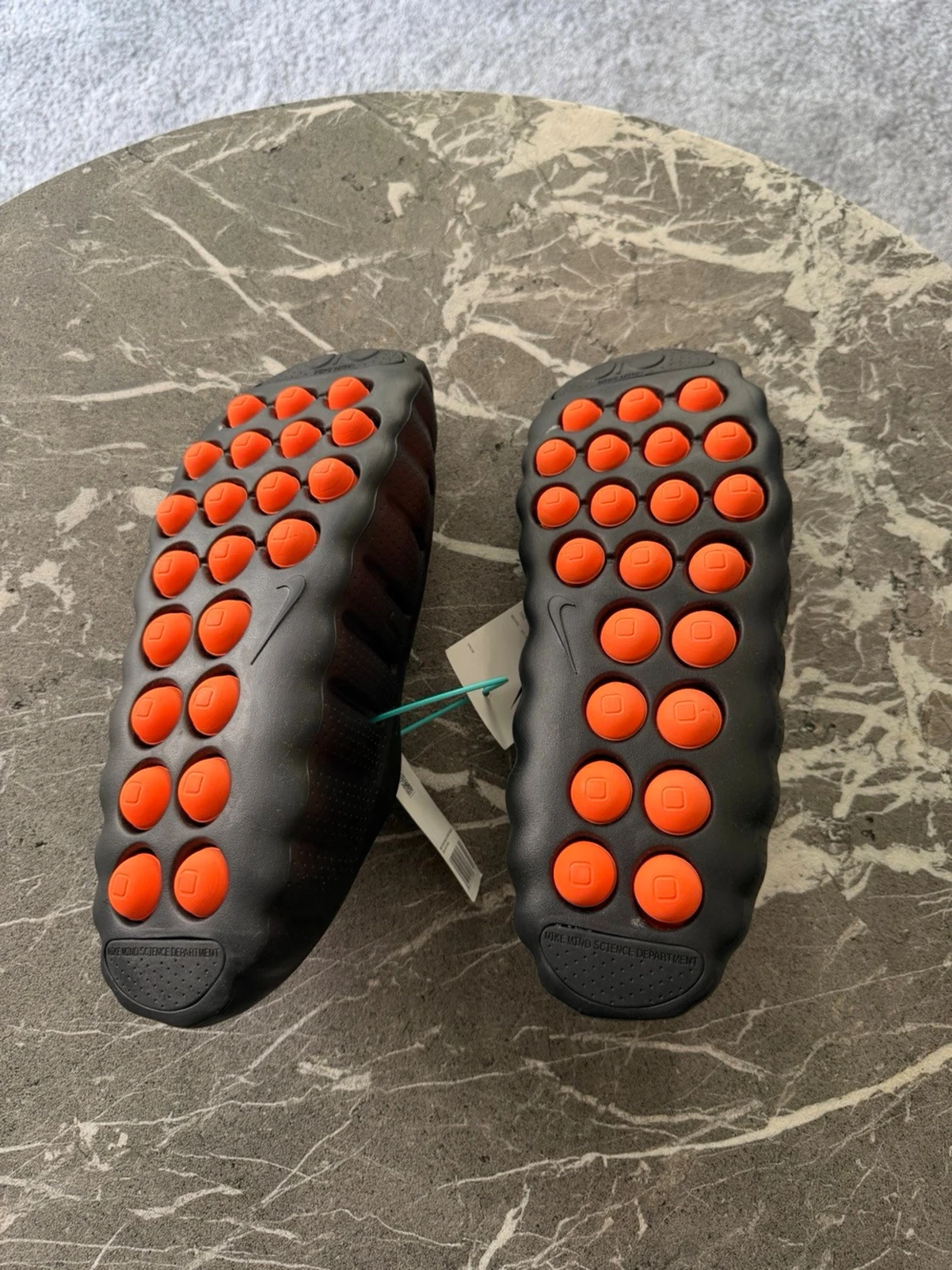 Svarta Nike tofflor med perforerad ovandel - 2