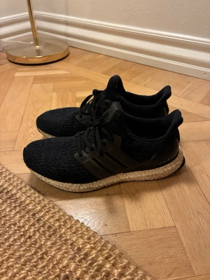 Adidas ultraboost - Adidas ultraboost ,storlek 41 1/3 ,äkta✅ nypris cirka 1799kr skriv om ni har frågor!