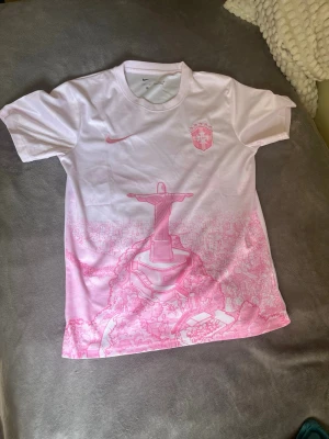 Brazil tröja  - Brazil tröja. Unik tröja med fina vita och rosa detaljer. Oanvänd tröja i topp skick! 