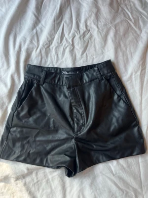 Svarta skinshorts Zara - Säljer dessa svarta shorts i skinnimitation från Zara 💕storlek xs