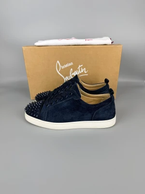 Christian Louboutin Louis Junior Spikes Sneaker Navy - Sneaker i navyblått från Christian Louboutin, mycket gott skick. Originalbox och dustbag medföljer.