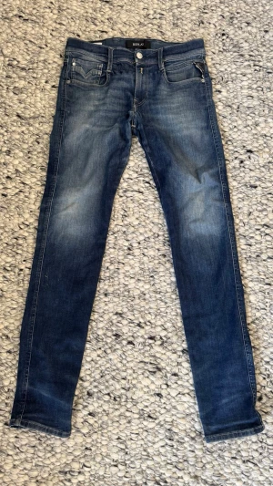 Replay Anbass - Snygga mörkblå slim fit jeans från Replay. Modell Anbass med snygg wash
