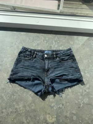 Shorts Lågmidjade  - Väldigt snygga shorts som tyvärr inte passar mig och har därför ingen bild på! Midjemått tvärsöver: 37cm Midjehöjd: 20cm💕