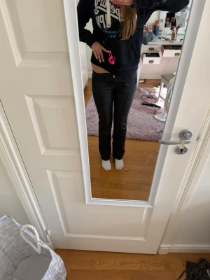 Svarta skinnbyxor m låg midja - Säljer ett par svarta jeans med rak passform och låg midja. Klassisk femficksmodell ❤️