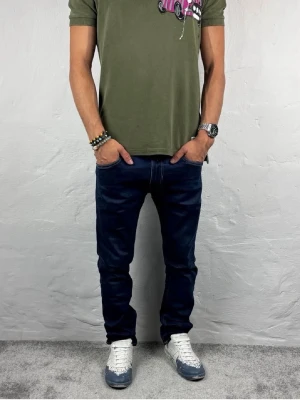 Replay jeans  - Snygga mörkblå jeans i slim fit-modell med klassiska fem fickor och kontrastsömmar. Jeansen har normal midja och raka ben, perfekta till vardagslooken. Tillverkade i ett mjukt denimtyg som ger både stil och komfort.  Dem är i storlek W32 L30 i modellen jundrill Hyperflex.    (OBS!! Bilder från förra säljaren då dem ej passade mig och dem är ej använda i min ägo !)