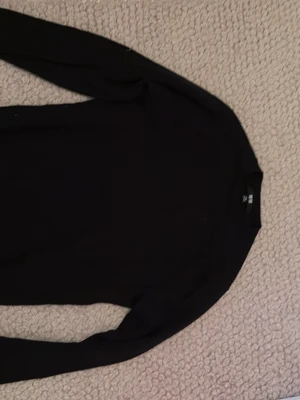 Mörkblå cashmirtröja tröja från Uniqlo - Jag säljer en mörkblå stickad cashmirtröja från Uniqlo i storlek XXS. Tröjan har rund halsringning, perfekt för lager på lager eller som den är. Enkel och klassisk design som passar till det mesta. Den är väldigt skön eftersom att den är cashmir och den är myck ett sparsamt använd, den har alltid varit lite för liten för mig.