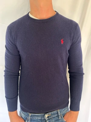 Ralph lauren tröja  - Säljer denna tvärfeta tröja ifrån mig Ralph lauren. Modellen är ca 180 cm och väger 73kg. Tveka inte på att kontakta mig vid minsta fundering🙌