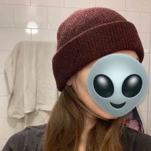 Vinröd mössa Supreme Elements London - Vinröd mössa från indiemärket Supreme Elements London (Instagram @supremeelements). Lagad på insidan - syns inte på utsidan. Unisex. 55% polyester 45% akryl. Fler bilder kan skickas på begäran!
