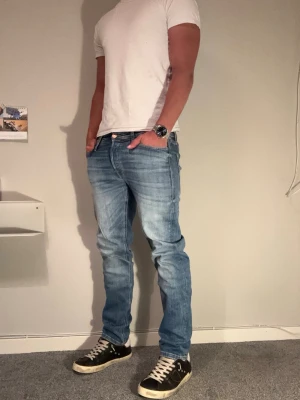 Jack & Jones jeans  - Jeans från Jack & Jones, de är i bra skick och är knappt använda, passform på jeansen heter Mike. Modellen är 183 cm och väger 80kg, skriv vid frågor! jeans paris jack&jones slim gävle