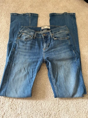 Zara jeans med hål  - Jättefina 