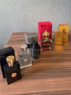 Mix av exklusiva herrparfymer - Säljer dessa 5 parfymer. Alla är äkta och i fint skick, med mycket kvar. Se bilder för exakt mängd och skick.  Priser: • Versace Dylan Blue EDT 50 ml - 349 kr • Versace Pour Homme EDT 50 ml - 299 kr • Viktor&Rolf Spicebomb EDT 50 ml - 399 kr • Jean Paul Gaultier Scandal 100 ml - 549 kr • Rabanne 1 Million EDT 50 ml - 349 kr  Alla 5 tillsammans: 1 750 kr  Går alltså att köpa styckvis eller som paket. Kan diskutera pris vid köp av flera.  Skickas väl emballerade.