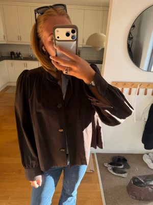 H&M jacka  - Säljer denna H&M jacka storlek B superfin och helt slutsåld!🤍