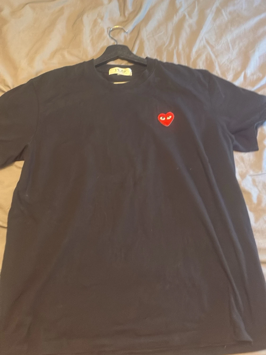Svart Comme des Garçons PLAY t-shirt