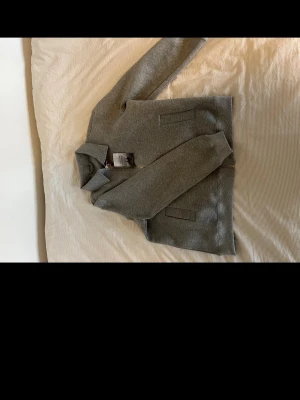 Overshirt - Riktigt snygg overshirt jacka som säljer då den aldrig kom till användning, helt ny. Passformen är oversize