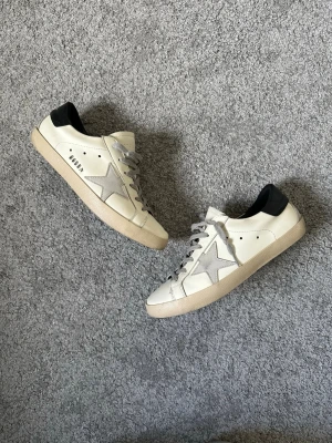 Golden goose - Jätte fina Golden goose sneakers till salu! Knappt använda, om ni har några frågor så är det bara att höra av er🤩