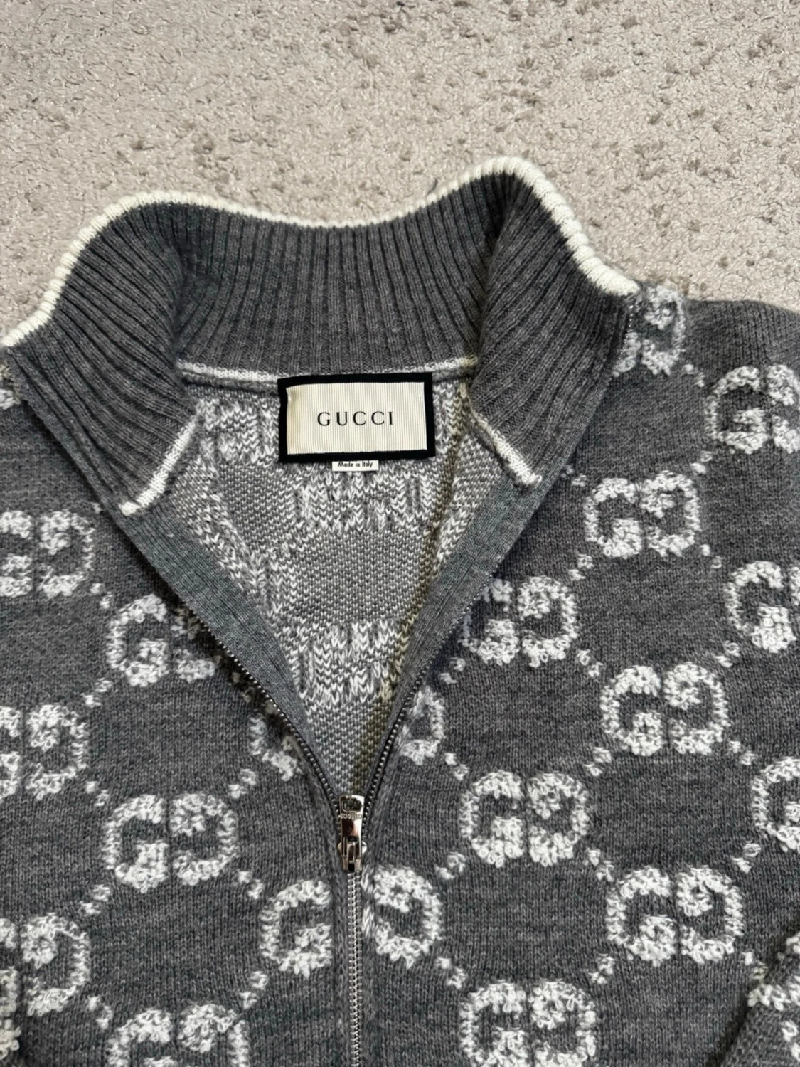 Grå ziptröja med GG-mönster från Gucci - 1