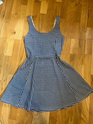  Vit blå rutig klänning! - Fin klänning i blå-vit rutig färg. Köpt secondhand och knappt använd eftersom för stor storlek! 💖 pris går att diskutera!