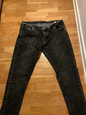 Svarta skinny jeans Dolce & Gabbana - Säljer ett par svarta skinny jeans från Dolce & Gabbana med slitna detaljer och klassisk femficksdesign. Jeansen har en snygg tvättad look och är tillverkade i stretchigt denimtyg för skön passform. Perfekta för dig som gillar en trendig och stilren stil. Knappt använd därav säljs