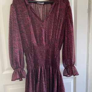 Leopard klänning zara - Säljer även min absoluta favoritklänning då den tyvärr blir för kort för mig som är 177! Den är så extremt fin och otroligt bra skick och jag vill därför att någon annan ska få mer användning för den! Så snygg verkligen❤️❤️