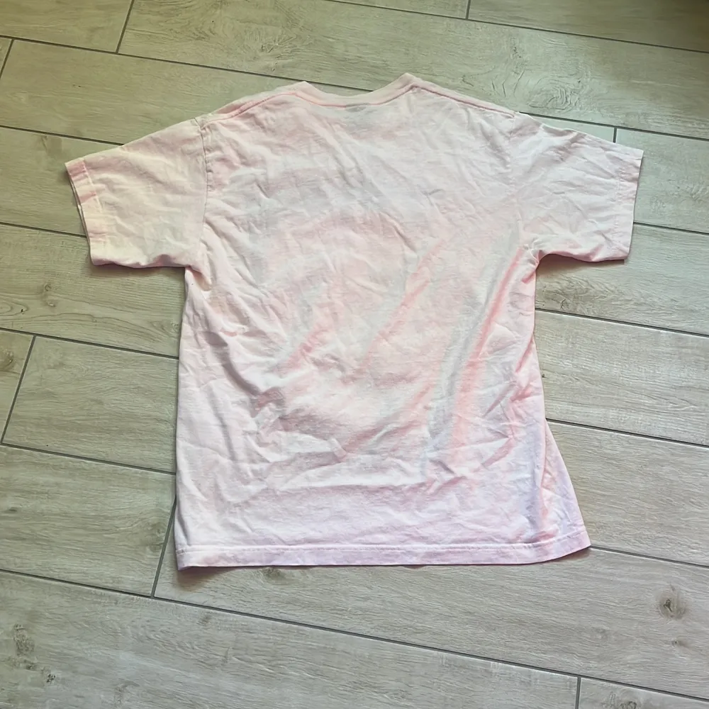 Väldigt väldigt ljus rosa färg.  Storlek M (oversize). T-shirts.