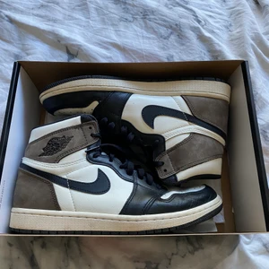 Jordan 1 Retro High Dark Mocha  - Jag säljer nu mina fina jordans då de inte kommer till användning. Storlek 8 eller 41! De är sparsamt använda och köpta från BSTN när de släpptes! Finns bild på digitalt kvitto. Original låda och extra skosnören finns med. Priset kan diskuteras❤️
