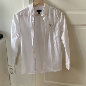 Vit skjorta Gant (11-12 år) - Vit skjorta, använd 1 gång. Inga fläckar. Inköpt december 2019, kids brand store. Säljs fortfarande på KBS för 599:- 