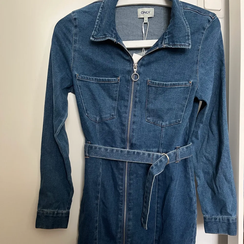 En snygg jeansklänning från bubbleroom. Storlek 34 Modellen är 177 cm lång. Endast provat hemma, prislapp kvar. Köpt för 449 kr. . Mekot.