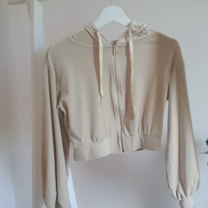 Cropad luvtröja  - Är i ny skick. Är us storlek S med en luva 