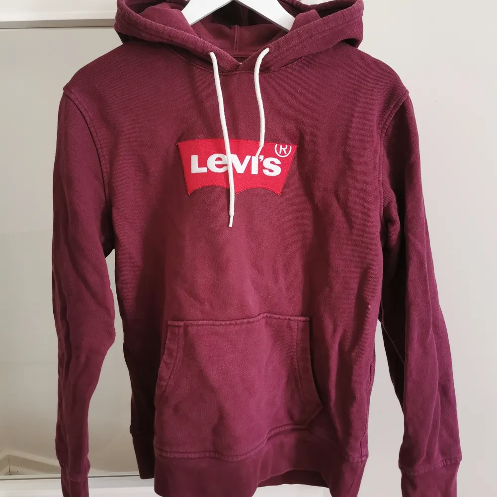 Levis Hoodie, strl M men skulle mer säga som en S ❤️ 80kr + frakt. Tröjor & Koftor.