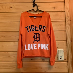 Urringad sweatshirt Victorias secret PINK - Orange sweatshirt från Victorias secret PINK, aldrig använd, toppskick. Mysigt men runt material så den går att använda nästan hela året! Storleken är XS men jag har normalt S och tycker den sitter perfekt! Den är inte tajt på mig