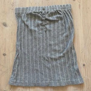 glittrig tube top - ‼️köp inte direkt‼️ jättefin glittrig silvrig tube top från only💞 köpt second hand men aldrig använd av mig då jag aldrig fått tillfälle att ha på mig den! perfekt skick och ser ut helt som ny💕 storlek s men passar även m fint