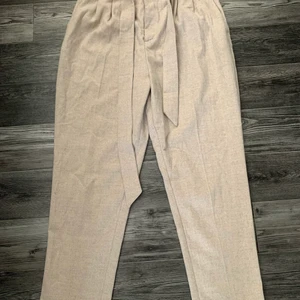 Byxor beige - Beige högmidjade byxor från HM storlek 40 passar en 38-40