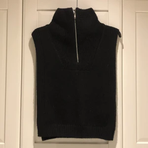 Stickad väst - Super fin stickad väst från hm, aldrig använd därför säljes den. Står att västen är i onesize men skulle säga att den är strl s/m. Kan fraktas!💕